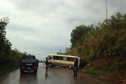 Xe khách lao vào vách núi làm 6 người bị thương tại Quảng Ninh