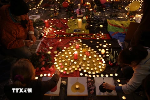 Người dân thắp nến tưởng niệm các nạn nhân thiệt mạng trong vụ tấn công tại Brussels, Bỉ. (Nguồn: AFP/TTXVN)
