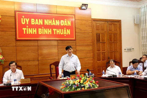 Thứ trưởng Bộ Y tế Nguyễn Thanh Long chỉ đạo công tác phòng chống dịch bệnh Zika tại Bình Thuận. (Ảnh: Nguyễn Thanh/TTXVN)