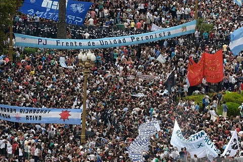 Hàng chục nghìn người Argentina tập trung tại Quảng trường tháng Năm để tưởng niệm 40 năm ngày đảo chính quân sự. (Nguồn: Getty Images)
