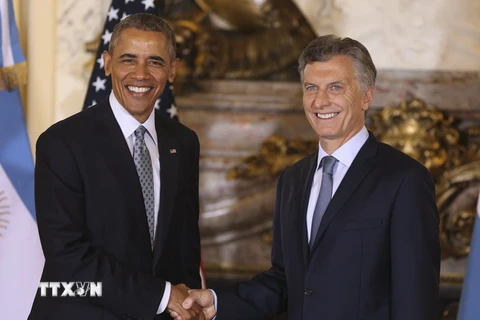 Tổng thống Argentina Mauricio Macri (phải) và Tổng thống Mỹ Barack Obama. (Nguồn: THX/TTXVN)