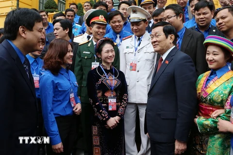 Chủ tịch nước Trương Tấn Sang với các cán bộ, đoàn viên tiêu biểu toàn quốc 2016. (Ảnh: Nguyễn Khang/TTXVN)