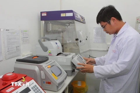 Thiết bị chẩn đoán virus Zika trong vòng 6-8 giờ tại Viện Pasteur Thành phố Hồ Chí Minh. (Ảnh: Phương Vy-TTXVN)