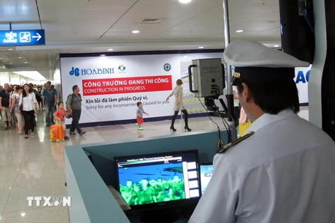Tăng cường công tác kiểm dịch tại sân bây Quốc tế Tân Sơn Nhất, Thành phố Hồ Chí Minh. (Ảnh: Phương Vy/TTXVN)