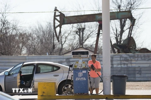 Người dân đổ xăng tại thành phố Oklahoma City, Oklahoma, Mỹ . (Nguồn: AFP/TTXVN)