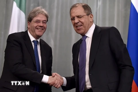 Ngoại trưởng Nga Sergei Lavrov (phải) và người đồng cấp Italy Paolo Gentiloni. (Nguồn: AFP/TTXVN)