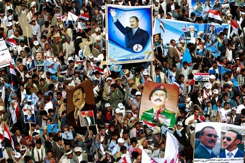 Người biểu tình giương cao chân dung cựu Tổng thống Ali Abdullah Saleh trong cuộc biểu tình phản đối chiến dịch quân sự do Saudi Arabia đứng đầu. (Nguồn: AFP)