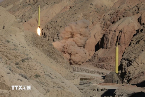 IRGC phóng thử hai tên lửa đạn đạo trong khuôn khổ một cuộc tập trận quân sự hôm 9/3. (Nguồn: AFP/TTXVN)