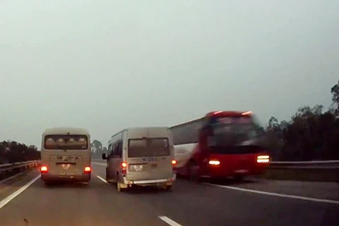 Xử lý nghiêm xe khách chạy ngược chiều trên cao tốc Nội Bài-Lào Cai