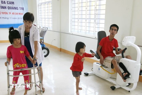 Điều trị các cháu nạn nhân chất độc da cam tỉnh Quảng Trị tại Trung tâm tập phục hồi chức năng. (Ảnh: Anh Tuấn/TTXVN)