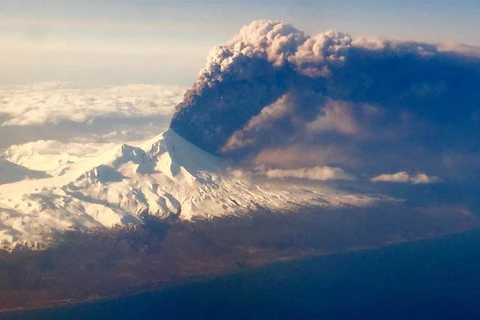 Núi lửa Pavlof bất ngờ phun trào. (Nguồn: AP)