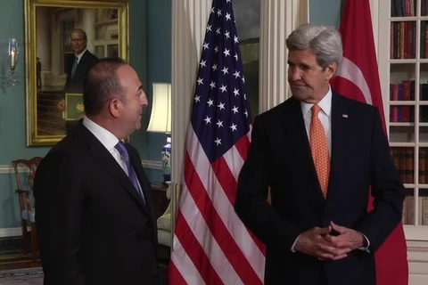 Ngoại trưởng Mỹ John Kerry và người đồng cấp Thổ Nhĩ Kỳ Mevlut Cavusoglu. (Nguồn: zete.com)