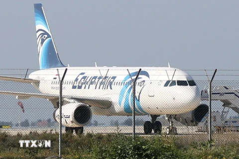 Máy bay của hãng hàng không Egypt Air tại sân bay Larnaca, Cyprus sau khi bị bắt cóc. (Nguồn: AFP/TTXVN)