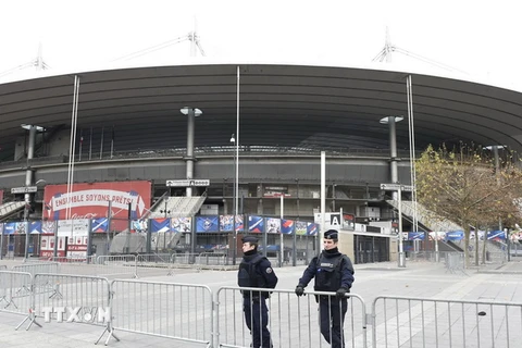 Cảnh sát Pháp tuần tra bên ngoài sân vận động Stade de France. (Nguồn: AFP/TTXVN)