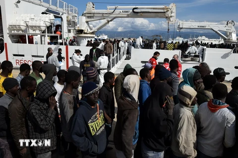 Người di cư tới Messina của Italy sau khi được lực lượng bảo vệ Italy cứu ngoài khơi Sicily. (Nguồn: AFP/TTXVN)