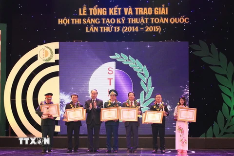 Giáo sư-tiến sỹ Nguyễn Thiện Nhân trao Bằng khen của Thủ tướng Chính phủ cho sáu cá nhân, tập thể đoạt giải Nhất của Hội thi. (Ảnh: Anh Tuấn/TTXVN)