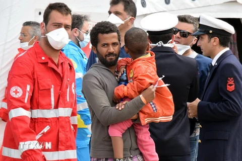 Người di cư được đưa tới cảng Messina sau khi được cứu sống ngoài khơi bờ biển Sicily hồi tháng 5/2015. (Nguồn: AFP/TTXVN)
