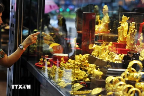 Một cửa hàng bán đồ trang sức vàng ở Hong Kong (Trung Quốc). (Nguồn: AFP/TTXVN)