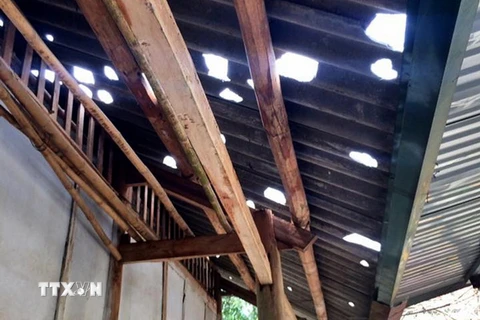 Mưa đá làm thủng nhiều mái nhà lợp fibro ximăng ở trường Trung học cơ sở Tân Thịnh, huyện Chiêm Hóa. (Ảnh: Văn Tý/TTXVN)