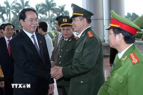 Chủ tịch nước Trần Đại Quang với các cán bộ chủ chốt tỉnh Ninh Bình.( Ảnh: Nhan Sáng/TTXVN)