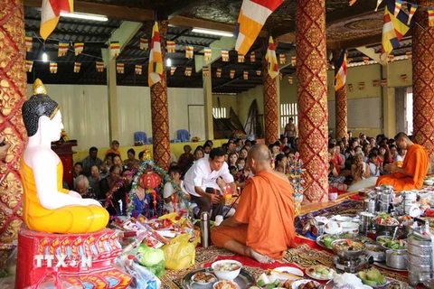 Đồng bào Khmer đón tết cổ truyền tại chùa. (Ảnh: Kim Há/TTXVN) 