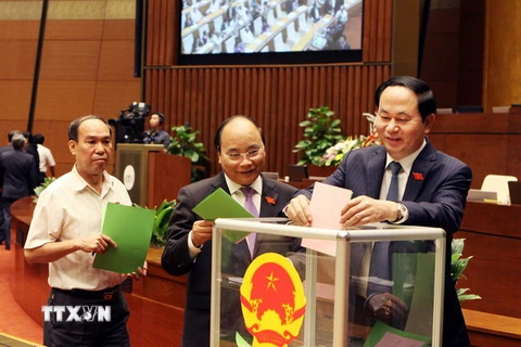 Chủ tịch nước Trần Đại Quang, Phó Thủ tướng Nguyễn Xuân Phúc và các đại biểu bỏ phiếu bầu. (Ảnh: Nguyễn Dân/TTXVN)