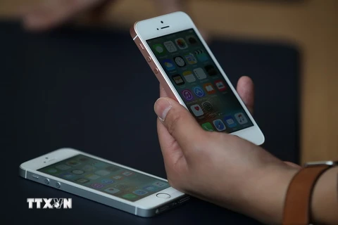 Sản phẩm điện thoại mới nhất của Apple, iPhone SE. (Nguồn: AFP/TTXVN)