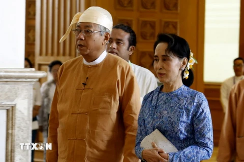 Tổng thống Myanmar Htin Kyaw (trái) và Chủ tịch NLD Aung San Suu Kyi trong một phiên họp Quốc hội ở thủ đô Nay Pyi Taw. (Nguồn: THX/TTXVN)