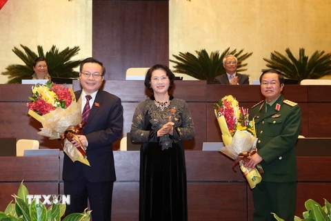 Chủ tịch Quốc hội Nguyễn Thị Kim Ngân tặng hoa chúc mừng hai Phó Chủ tịch Quốc hội mới. (Ảnh: Phương Hoa/TTXVN)