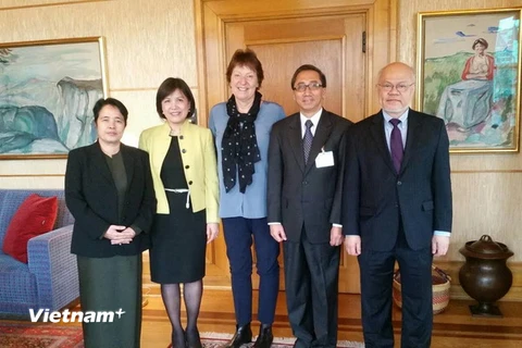 Thị trưởng Oslo Marianne Borgen (giữa) và các đại sứ ASEAN. (Ảnh do Đại sứ quán Việt Nam tại Na Uy cung cấp)