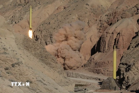 Hai tên lửa Qadr H được phóng đi từ miền Bắc Iran. (Nguồn: AFP/TTXVN)