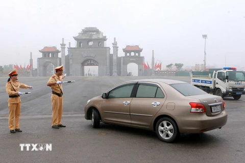 Cảnh sát giao thông, Công an tỉnh Phú Thọ làm nhiệm vụ phân luồng giao thông trước cổng Đền Hùng. (Ảnh: Doãn Tấn/TTXVN)