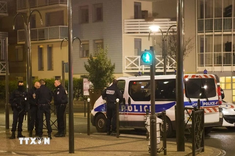 Cảnh sát Pháp làm nhiệm vụ trong chiến dịch chống khủng bố ở Argenteuil. (Nguồn: AFP/TTXVN)