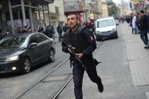 Một cảnh sát Thổ Nhĩ Kỳ ​tại hiện trường một vụ nổ trên phố đi bộ Istiklal ở Istanbul. (Nguồn: AFP)