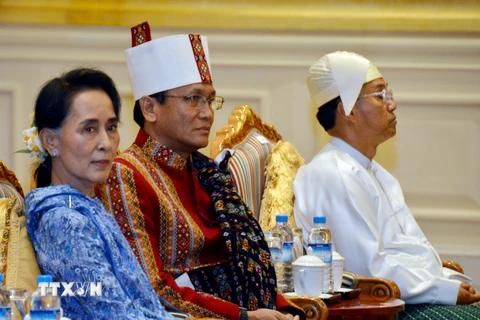 Bà Aung San Suu Kyi (trái) tại cuộc họp ở Nay Pyi Taw. (Nguồn: THX/TTXVN)
