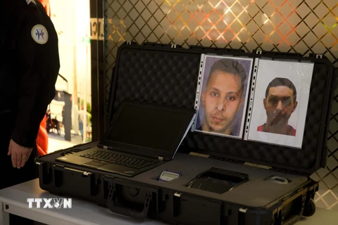 Thông báo truy nã đối tượng Salah Abdeslam (trái) và Mohamed Abrini (phải) tại sân bay Roissy-Charles-de-Gaulle ở ngoại ô thủ đô Paris, Pháp. (Nguồn: AFP/TTXVN)