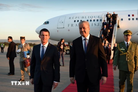 Thủ tướng Algeria Abdelmalek Sellal (phải) đón Thủ tướng Pháp Manuel Valls tại sân bay Algiers. (Nguồn: AFP/TTXVN)