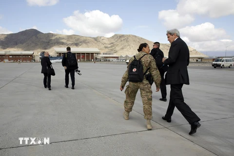 Ngoại trưởng John Kerry (phải) tới sân bay ở Kabul. (Nguồn: AFP/TTXVN)