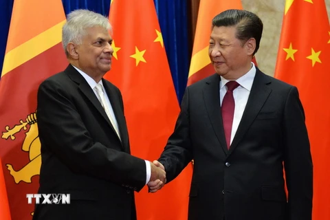Chủ tịch Trung Quốc Tập Cận Binh (phải) và Thủ tướng Sri Lanka Ranil Wickremesinghe trong cuộc gặp ở thủ đô Bắc Kinh. (Nguồn: AFP/TTXVN)