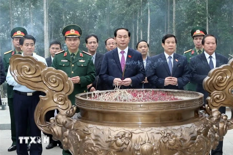 Chủ tịch nước Trần Đại Quang và đoàn công tác dâng hương tưởng niệm Chủ tịch Hồ Chí Minh tại Khu di tích K9-Đá Chông. (Ảnh: Nhan Sáng/TTXVN)