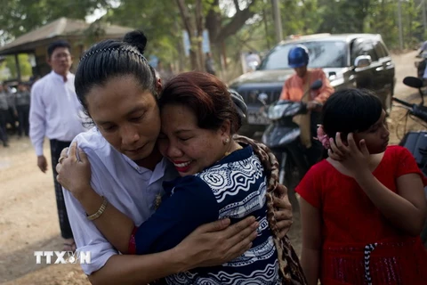 Một tù nhân vừa được trả tự do vui mừng đoàn tụ với người thân tại Tharrawaddy. (Nguồn: AFP/TTXVN)