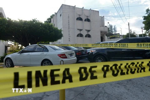 Cảnh sát El Salvador phong tỏa văn phòng Công ty luật Mossack Fonseca ở San Salvador phục vụ công tác điều tra. (Nguồn: AFP/TTXVN)