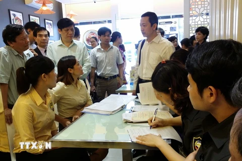 Đoàn kiểm tra tại nhà hàng Món Huế, số 105 phố Thái Hà, phường Trung Liệt. (Ảnh: Tuyết Mai/TTXVN)