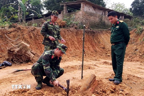 Lực lượng Công binh của tỉnh Thái Nguyên đang kiểm tra hiện trường tại khu vực gia đình ông Trần Quang Lợi. (Ảnh: Thu Hằng/TTXVN)