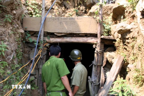 Cửa đường hầm khai thác vàng trái phép, nơi xảy ra vụ việc. (Ảnh: Đỗ Trưởng/TTXVN)