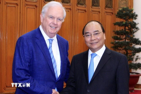 Thủ tướng Nguyễn Xuân Phúc tiếp ông Thomas Vallely, Giám đốc Chương trình Việt Nam tại Đại học Harvard. (Ảnh: Thống Nhất/TTXVN) 