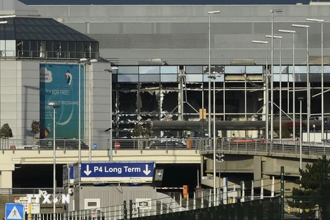 Quang cảnh đổ nát tại sân bay Zaventem sau vụ tấn công khủng bố ở Brussels. (Nguồn: AFP/TTXVN)