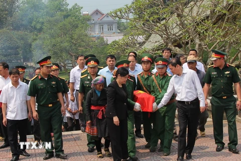 Lãnh đạo tỉnh Lai Châu an táng hài cốt liệt sỹ hy sinh trên nước bạn Lào tại nghĩa trang liệt sỹ tỉnh. (Ảnh: Quang Duy/TTXVN)
