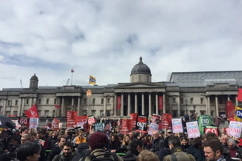 Hàng chục nghìn người tuần hành yêu cầu Thủ tướng David Cameron từ chức. (Nguồn: independent.co.uk)