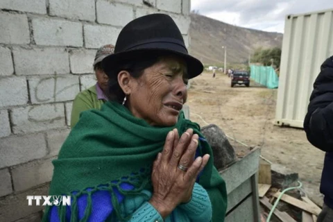 Nỗi buồn mất mát của một người dân ở San Antonio de Pichincha, phía Bắc thủ đô Quito sau động đất. (Nguồn: AFP/TTXVN)